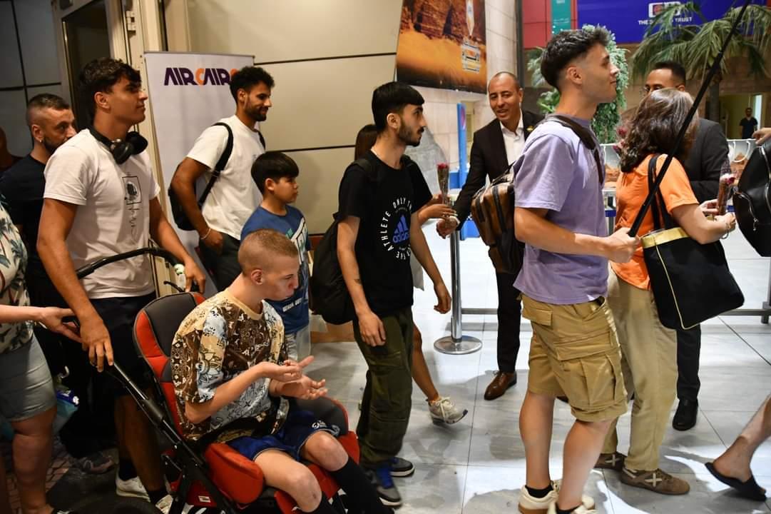 رئيس مدينة شرم الشيخ يستقبل أولى الرحلات القادمة من مطار مدريد