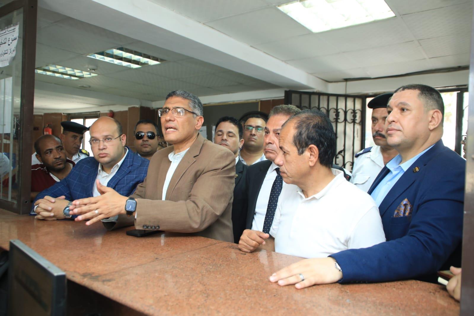 المهندس عادل النجار محافظ الجيزة خلال الجولة داخل المركز التكنولوجي لخدمة المواطنين 