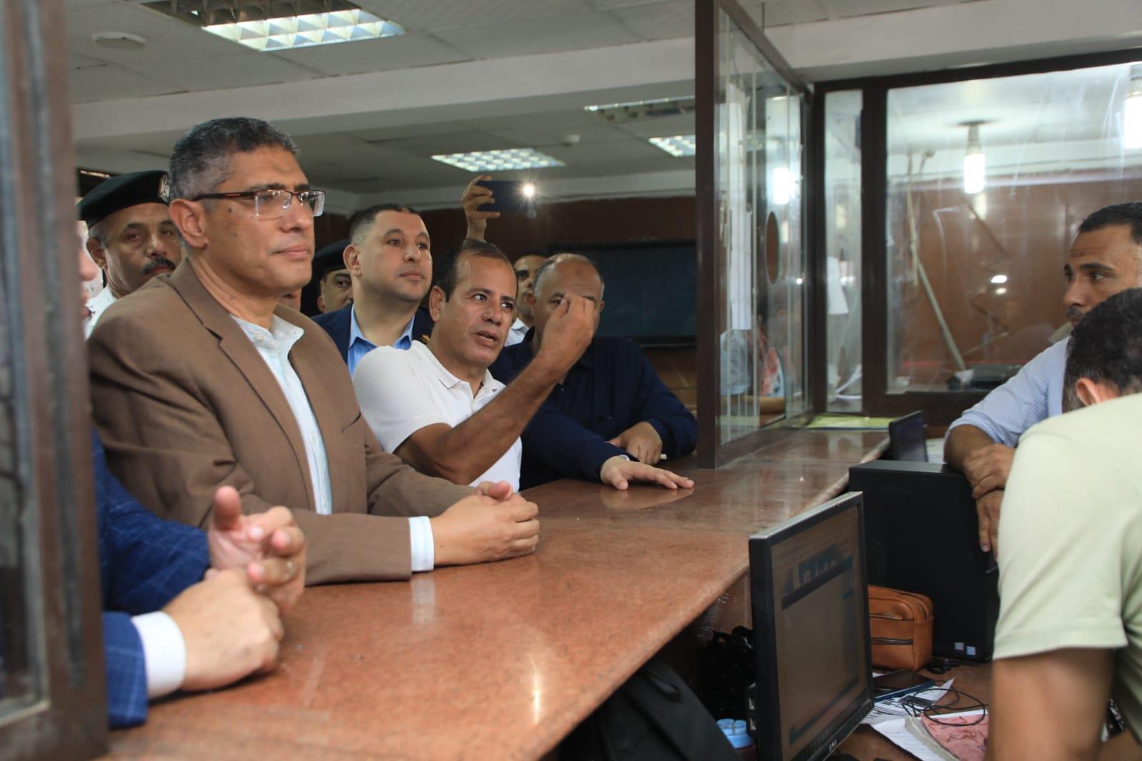 المهندس عادل النجار محافظ الجيزة خلال الجولة داخل المركز التكنولوجي لخدمة المواطنين 