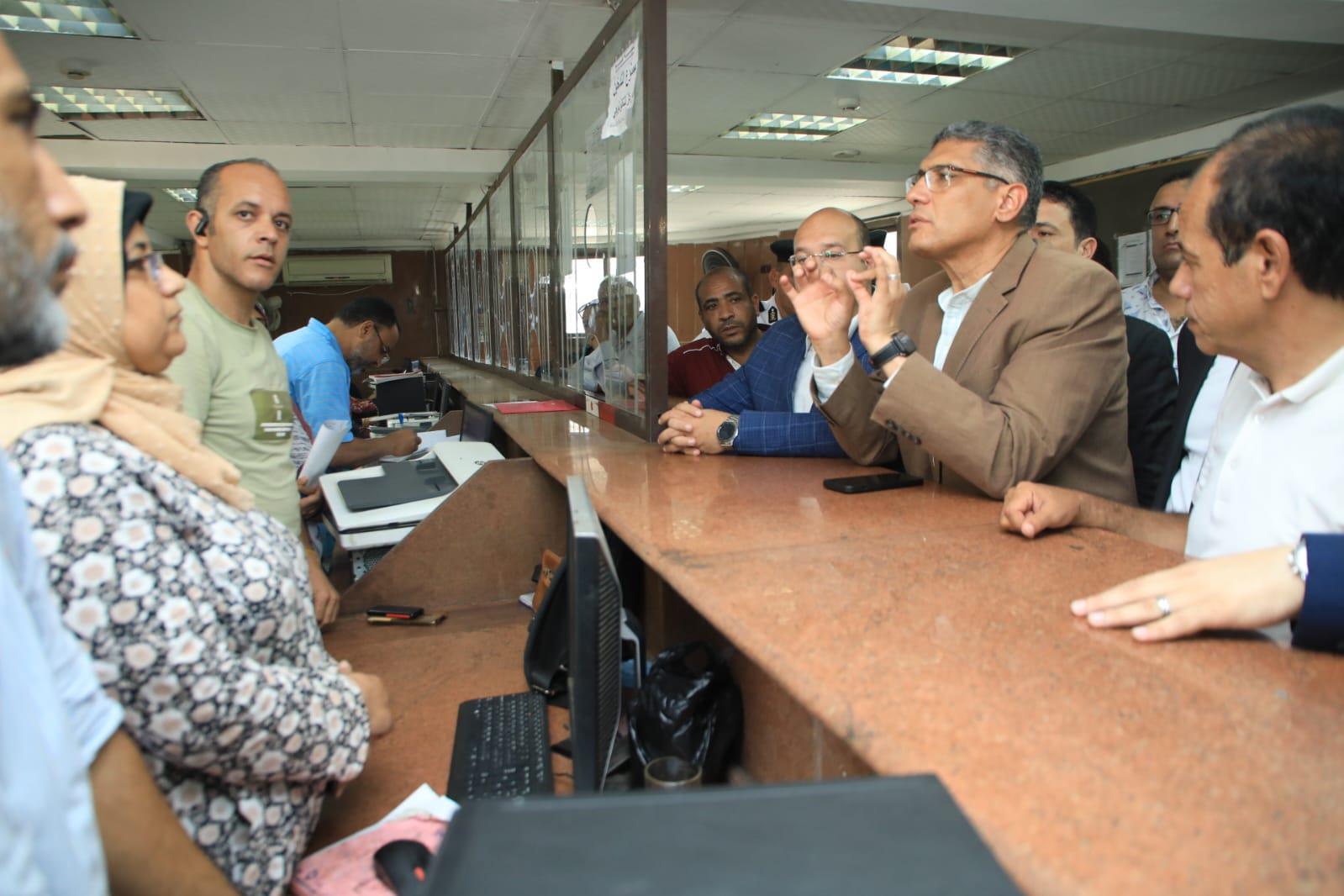 المهندس عادل النجار محافظ الجيزة خلال الجولة داخل المركز التكنولوجي لخدمة المواطنين 