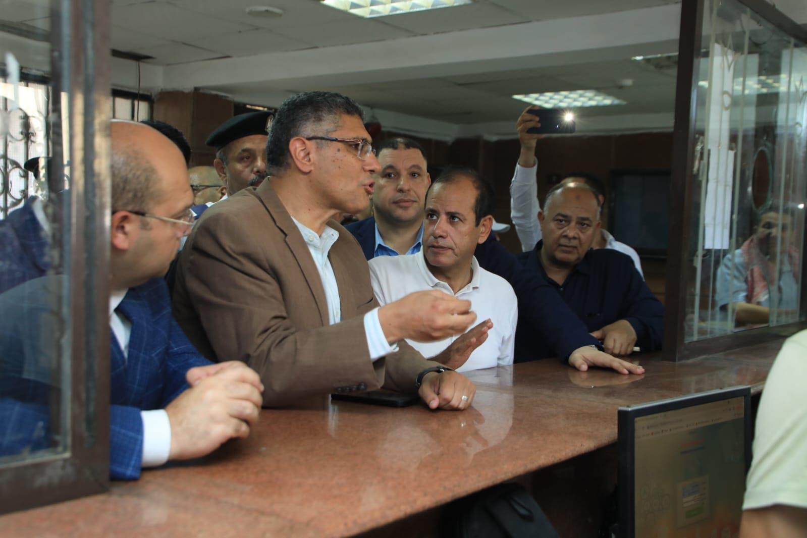 المهندس عادل النجار محافظ الجيزة خلال الجولة داخل المركز التكنولوجي لخدمة المواطنين 
