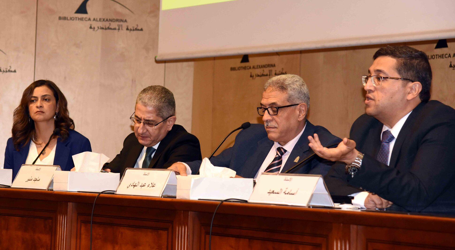 الدكتور أسامة السعيد رئيس تحرير جريدة الأخبار خلال الندوة