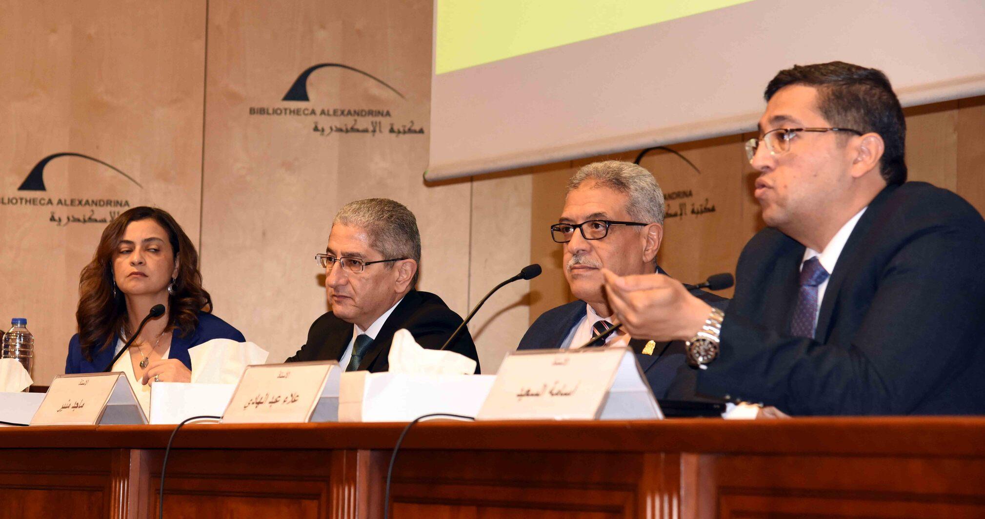 الدكتور أسامة السعيد رئيس تحرير جريدة الأخبار خلال الندوة