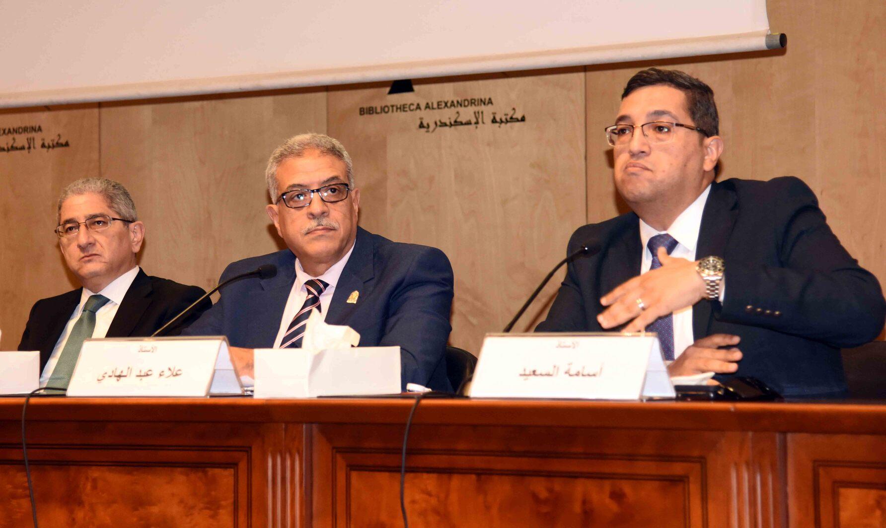 الدكتور أسامة السعيد رئيس تحرير جريدة الأخبار خلال الندوة
