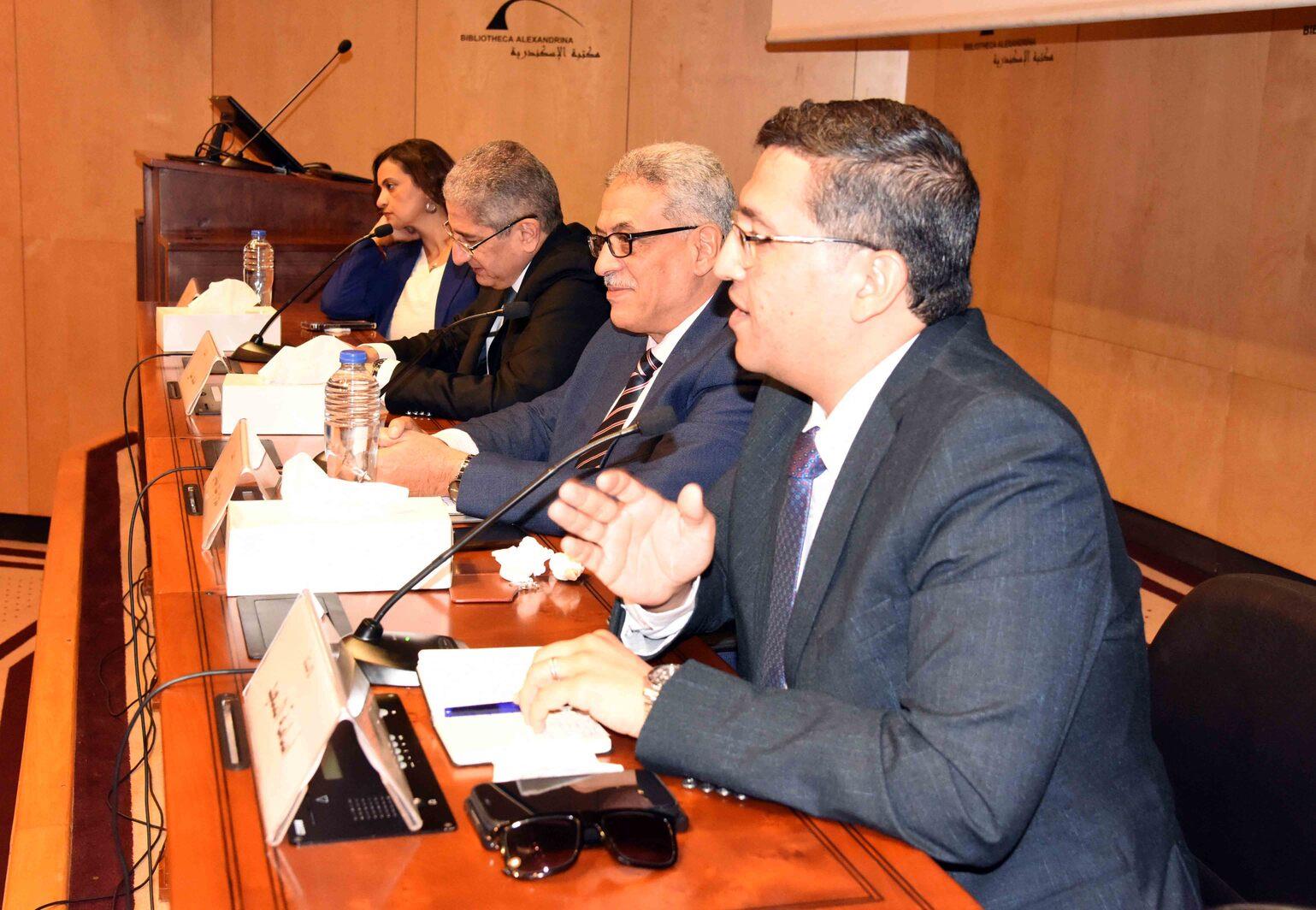 الدكتور أسامة السعيد رئيس تحرير جريدة الأخبار خلال الندوة