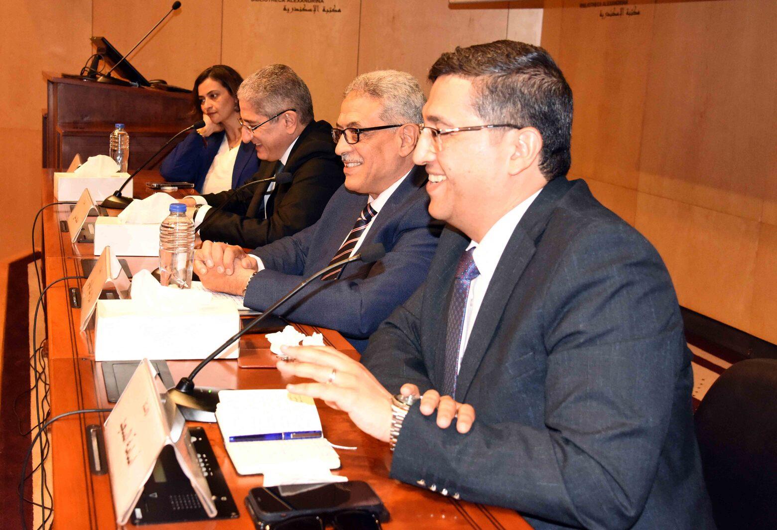 الدكتور أسامة السعيد رئيس تحرير جريدة الأخبار خلال الندوة