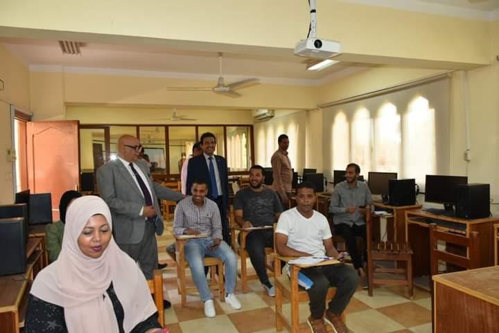 رئيس جامعة الأقصر يتفقد أعمال انطلاق الدورات التدريبية للغات 