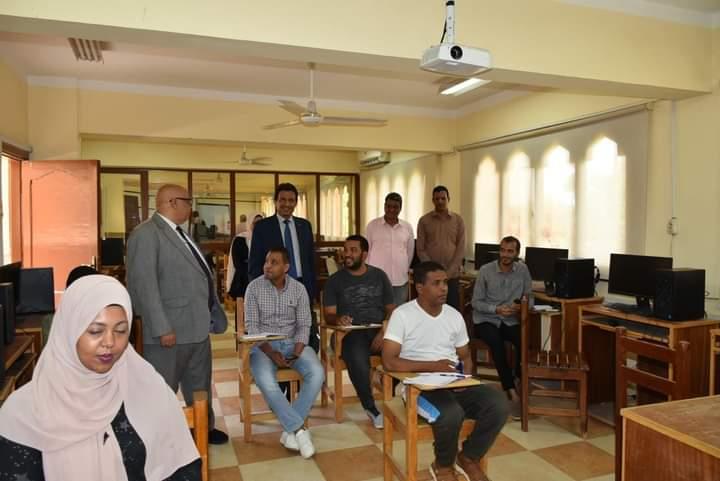 رئيس جامعة الأقصر يتفقد أعمال انطلاق الدورات التدريبية للغات 