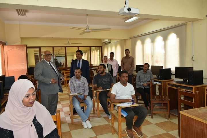 رئيس جامعة الأقصر يتفقد أعمال انطلاق الدورات التدريبية للغات 
