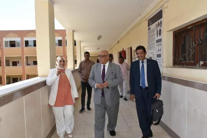 رئيس جامعة الأقصر يتفقد أعمال انطلاق الدورات التدريبية للغات 