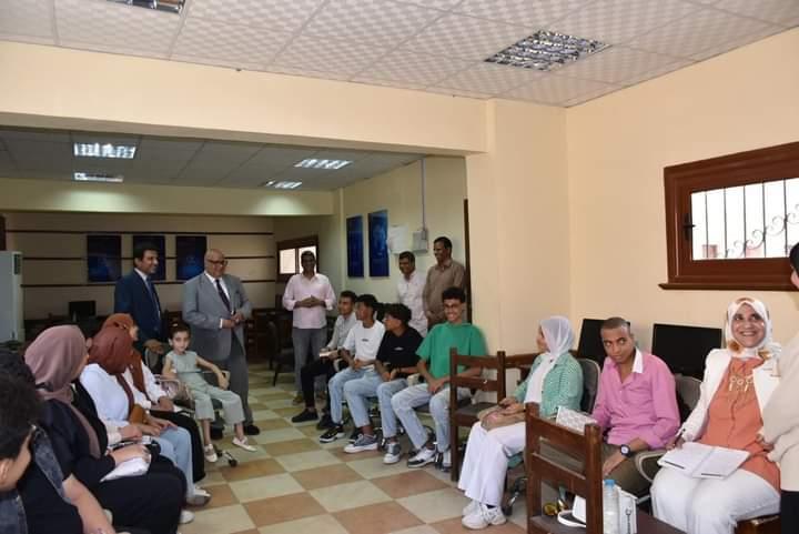 رئيس جامعة الأقصر يتفقد أعمال انطلاق الدورات التدريبية للغات 