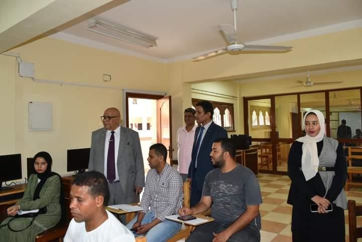 رئيس جامعة الأقصر يتفقد أعمال انطلاق الدورات التدريبية للغات 
