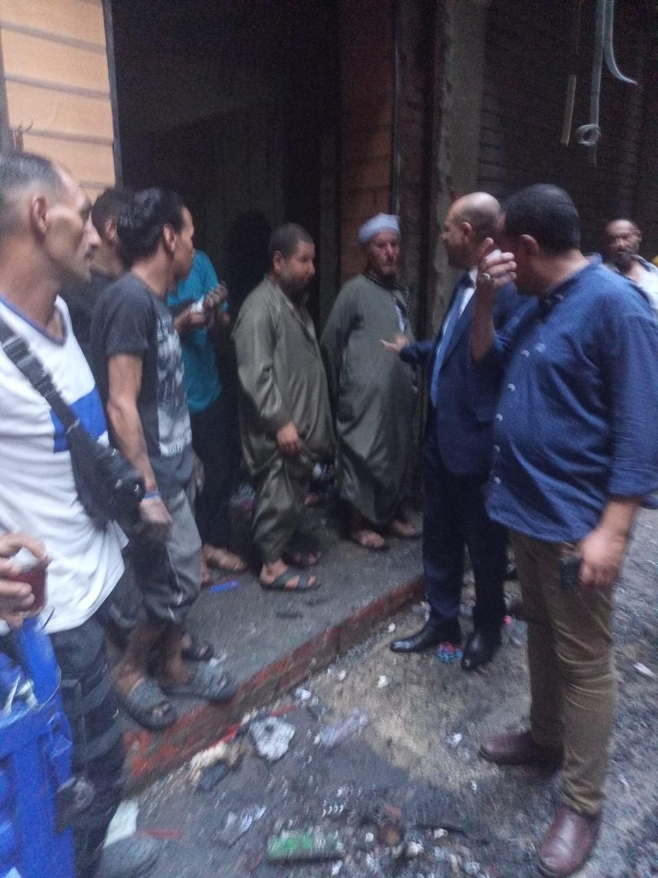 بتكليف من  رئيس مجلس الوزراء ..  وزير العمل ينفقد  موقع حريق حارة اليهود و يزور المُصابين ..صور