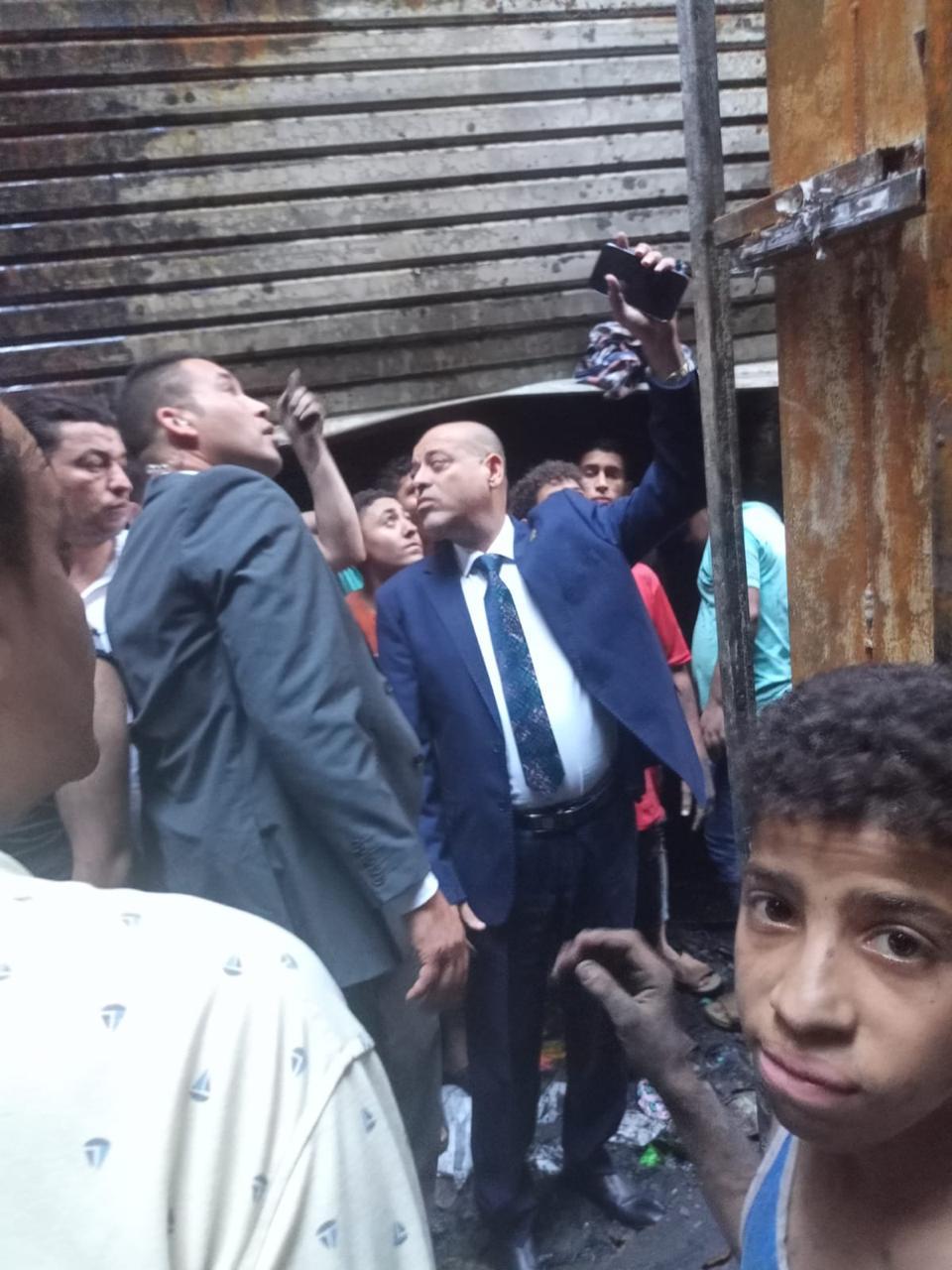 بتكليف من  رئيس مجلس الوزراء ..  وزير العمل ينفقد  موقع حريق حارة اليهود و يزور المُصابين ..صور