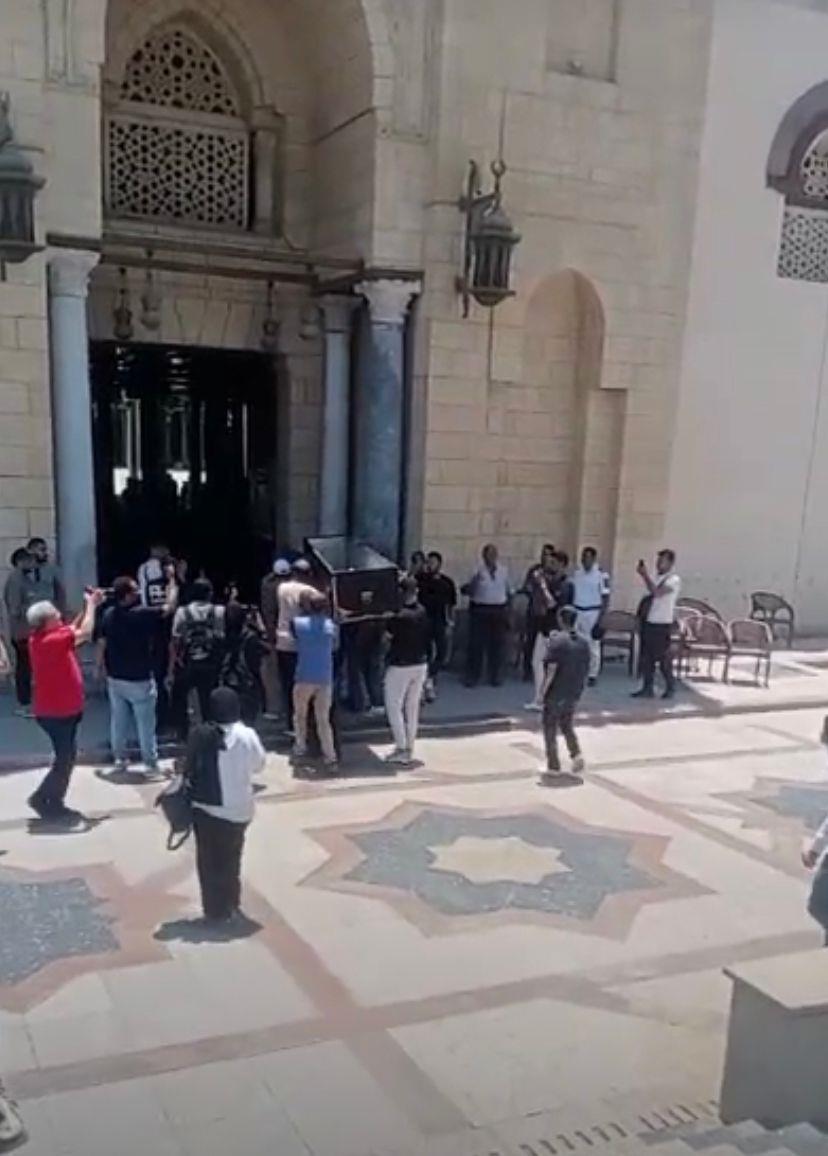 خروج جثمان الفنان أحمد فرحات من مسجد عمرو بن العاص | صور