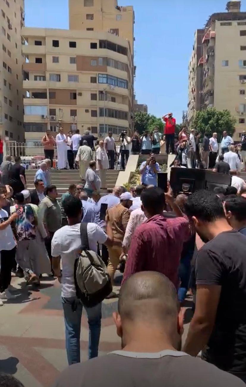 خروج جثمان الفنان أحمد فرحات من مسجد عمرو بن العاص | صور