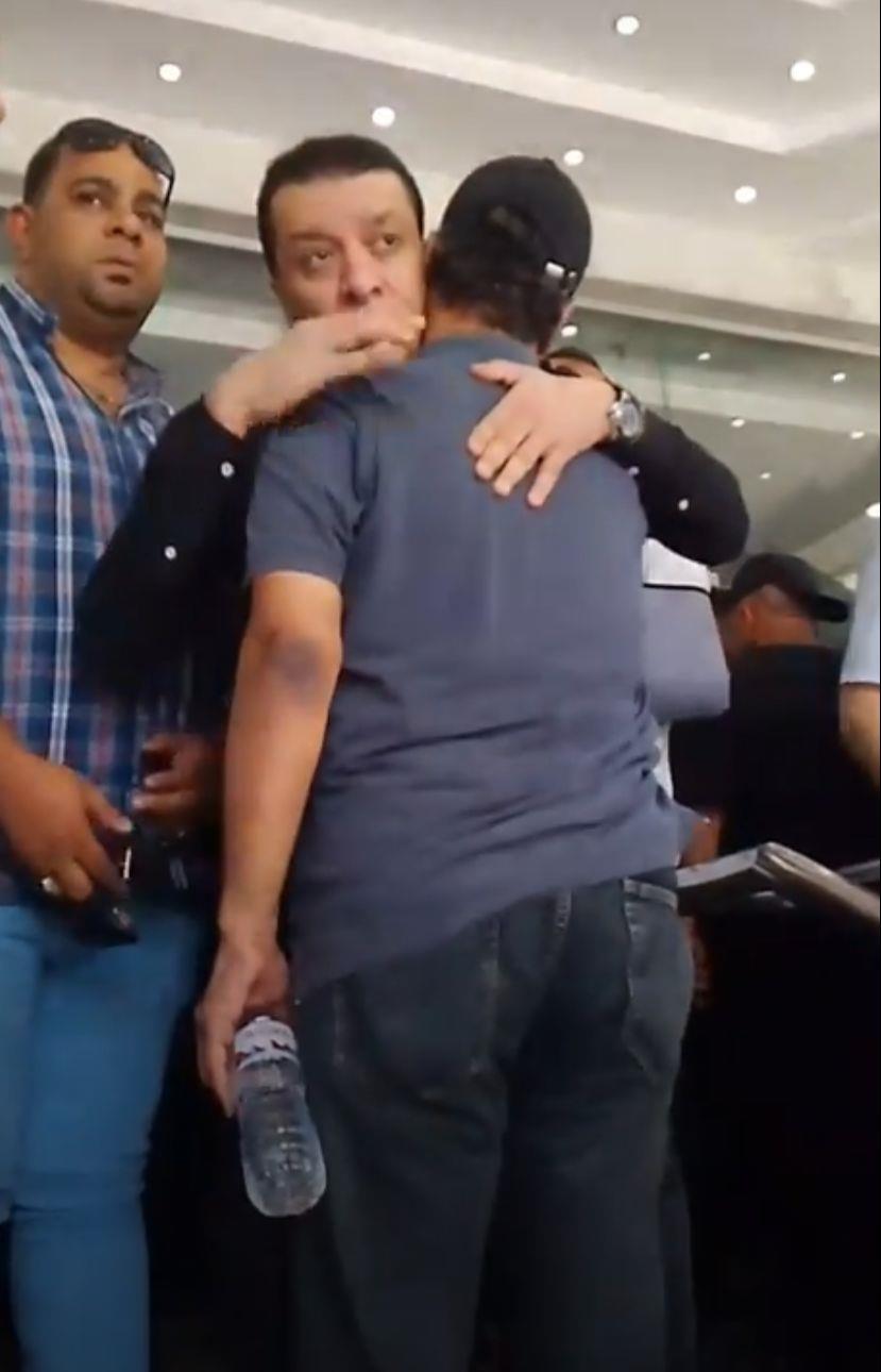 لحظات خروج جثمان حماده أبو اليزيد بحضور نجوم الفن