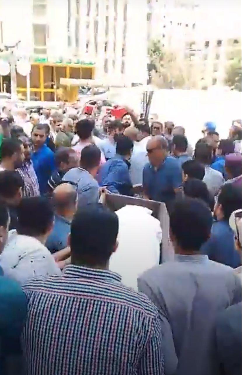 لحظات خروج جثمان حماده أبو اليزيد بحضور نجوم الفن