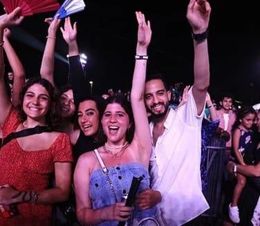بالصور.. حفل عالمي لتامر حسني بحضور الآلاف في مهرجان العلمين 