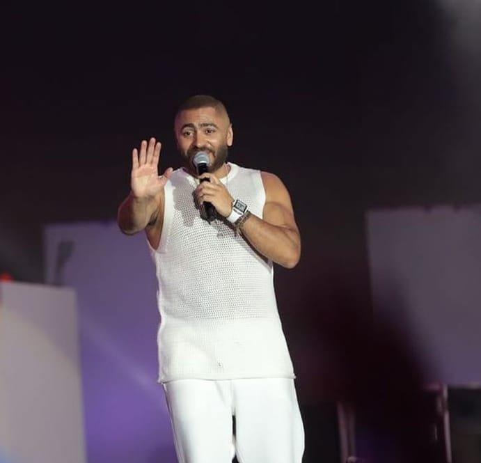 بالصور.. حفل عالمي لتامر حسني بحضور الآلاف في مهرجان العلمين 