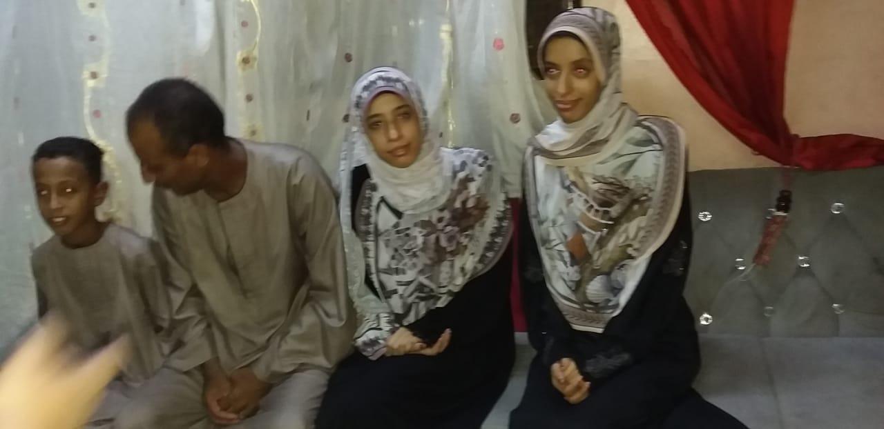 الشقيقتين أوئل الثانوية الازهرية برفقة والديها واسرتهما 