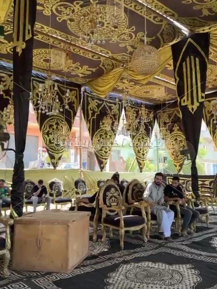 نشر صور الاستعدادات النهائية لاستقبال المعزين في وفاة المنتجين الثلاثة بالغرببة