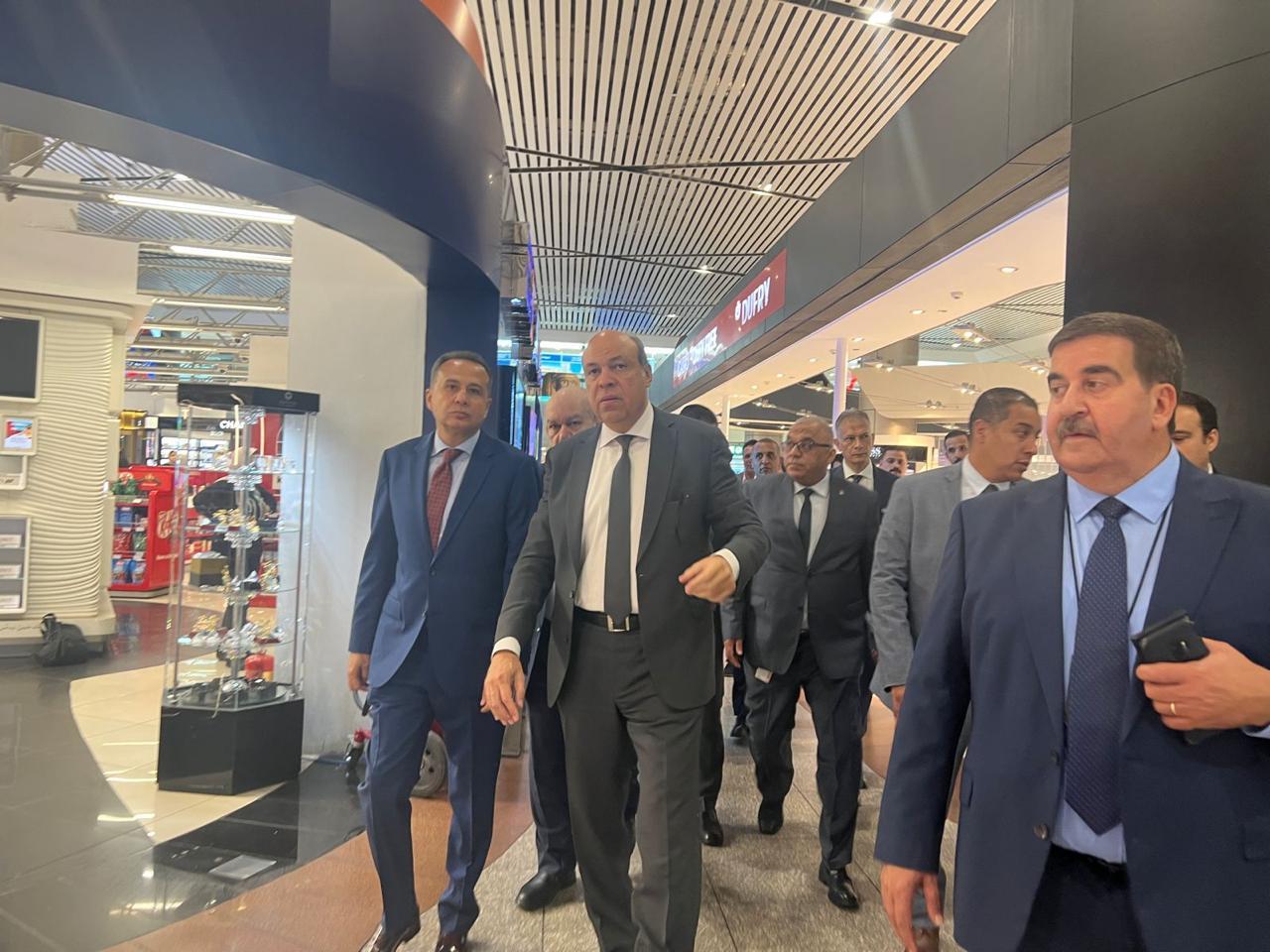 عقب جوالاته الموسعة التي أجراها منذ أيام بمطار القاهرة الدولي ..