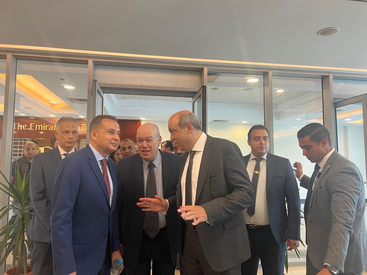 عقب جوالاته الموسعة التي أجراها منذ أيام بمطار القاهرة الدولي ..