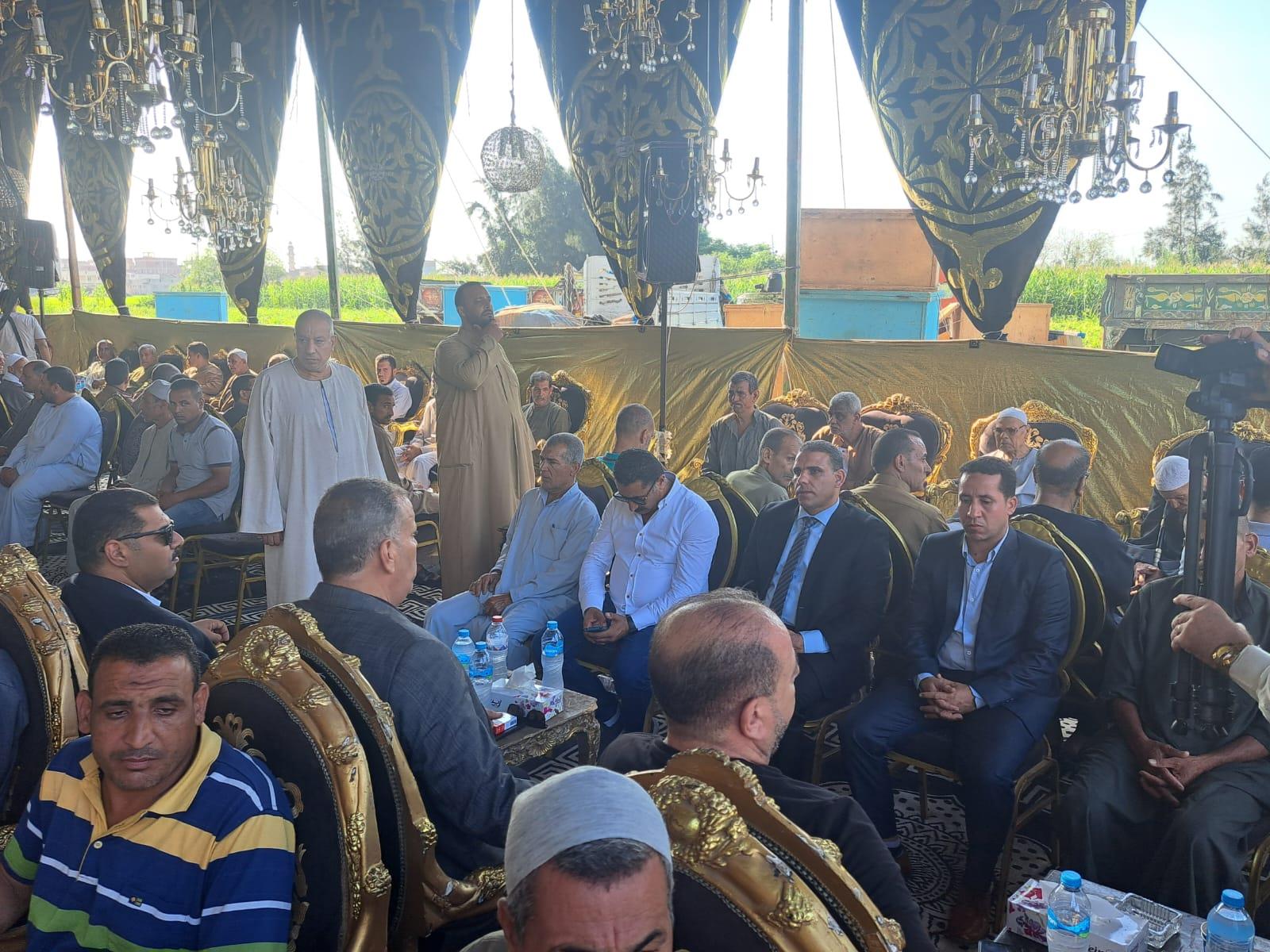 صور توافد المعزين على سرادق عزاء المنتجين الثلاثة بقريتهم بالغربية