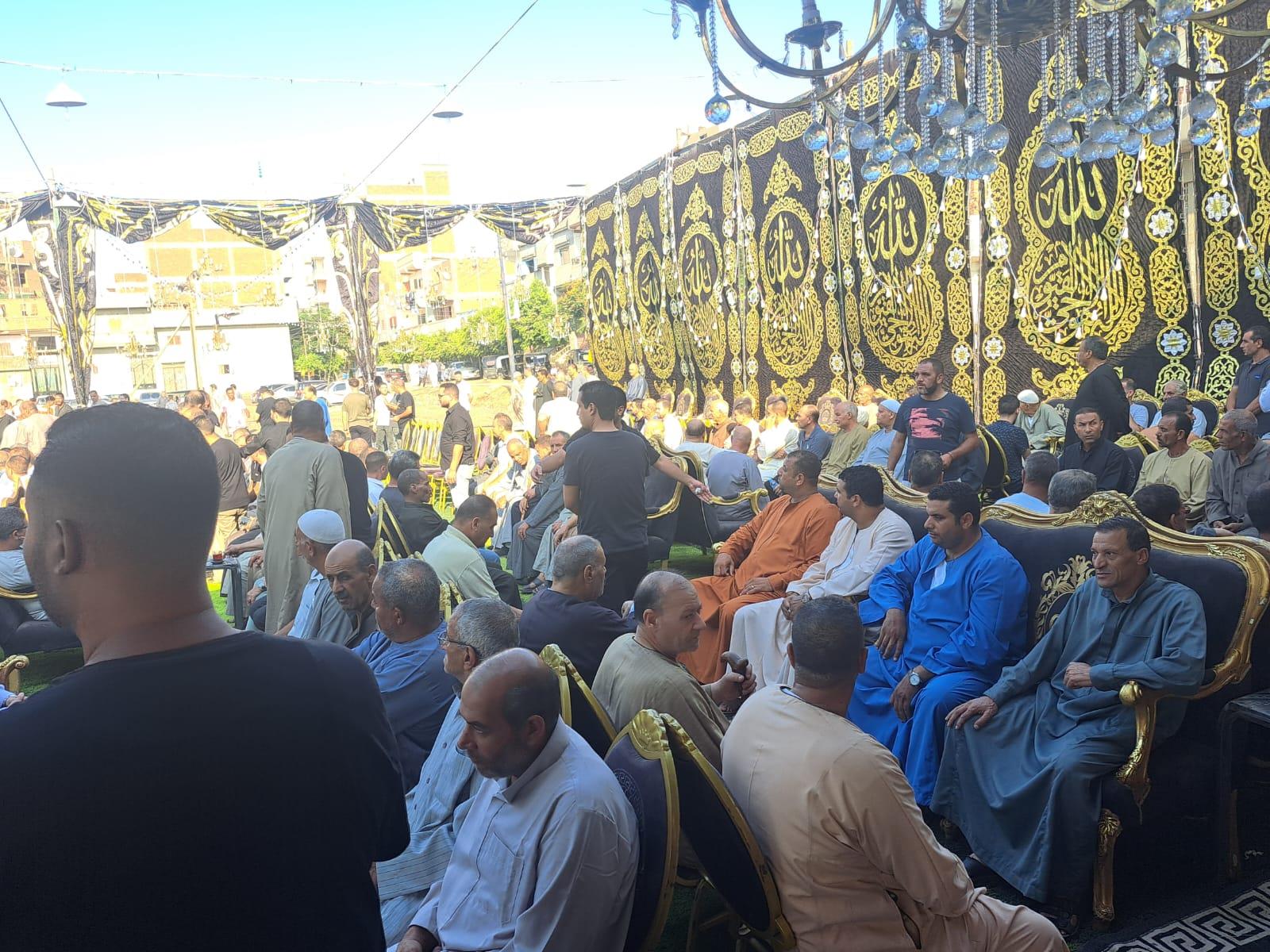 صور توافد المعزين على سرادق عزاء المنتجين الثلاثة بقريتهم بالغربية