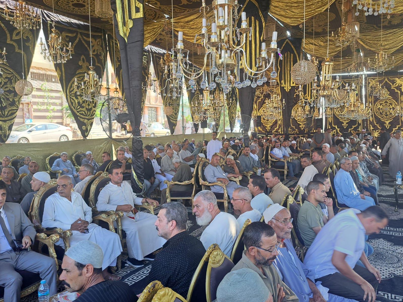 صور توافد المعزين على سرادق عزاء المنتجين الثلاثة بقريتهم بالغربية