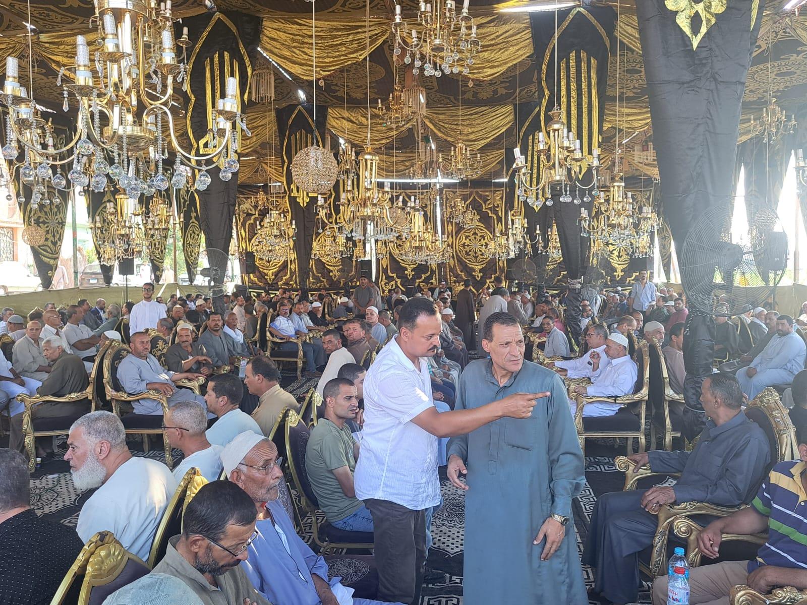 صور توافد المعزين على سرادق عزاء المنتجين الثلاثة بقريتهم بالغربية