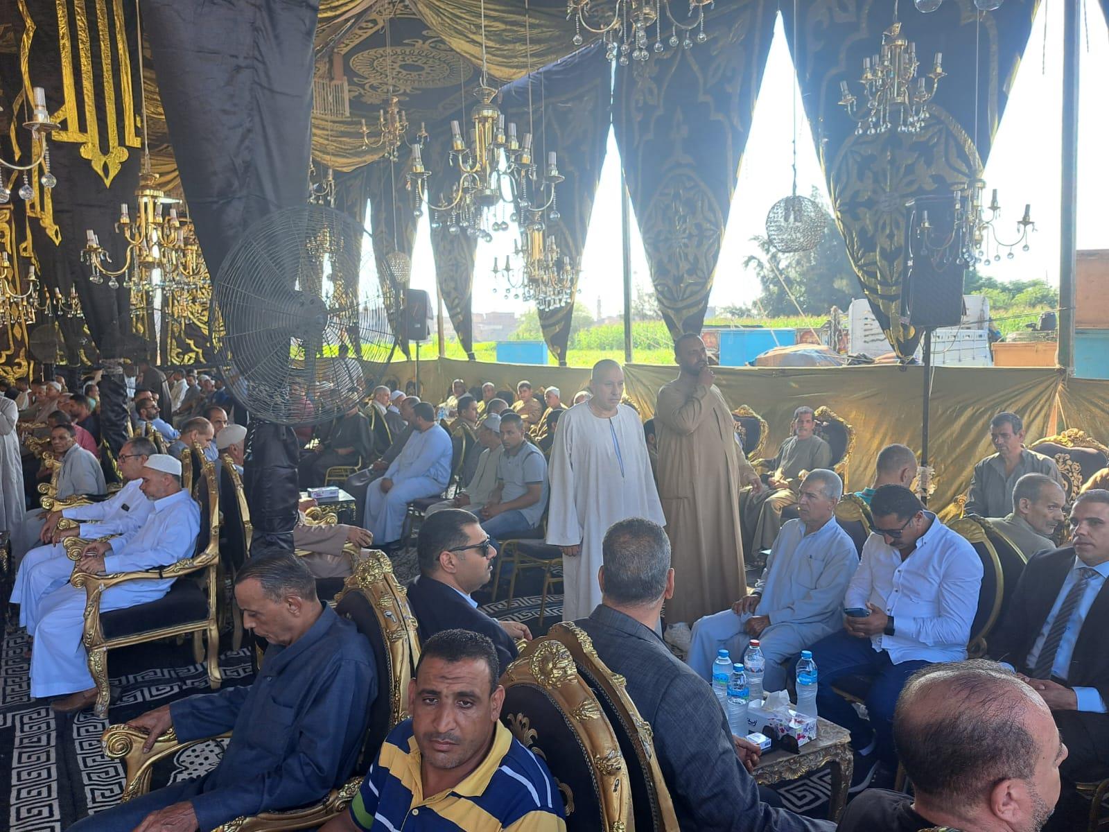صور توافد المعزين على سرادق عزاء المنتجين الثلاثة بقريتهم بالغربية
