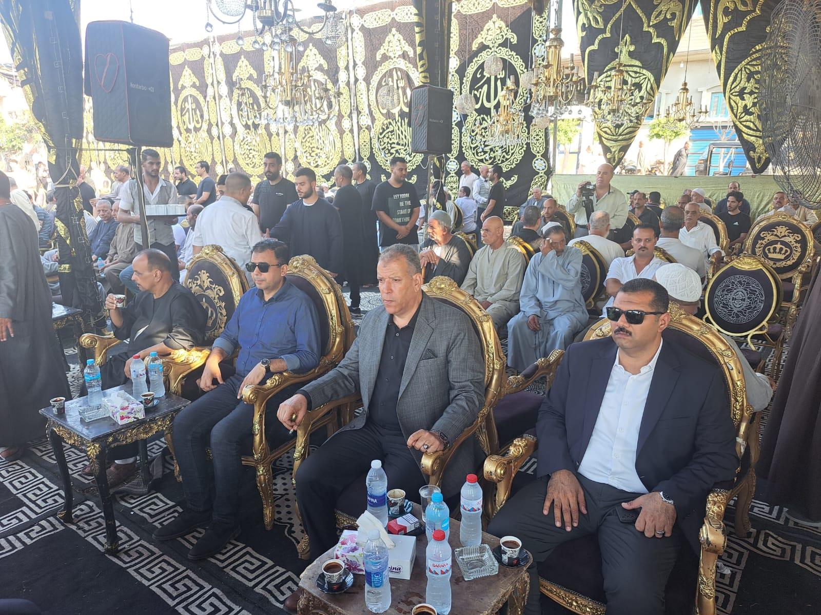 صور توافد المعزين على سرادق عزاء المنتجين الثلاثة بقريتهم بالغربية