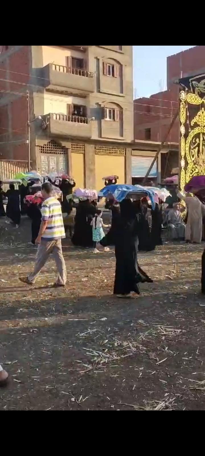 طوابير من السيدات  للتعبير عن كرم الضيافة 