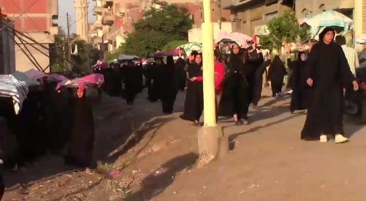 طوابير من السيدات  للتعبير عن كرم الضيافة 