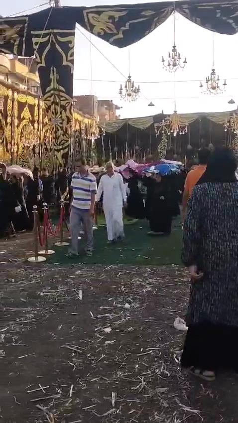 طوابير من السيدات  للتعبير عن كرم الضيافة 