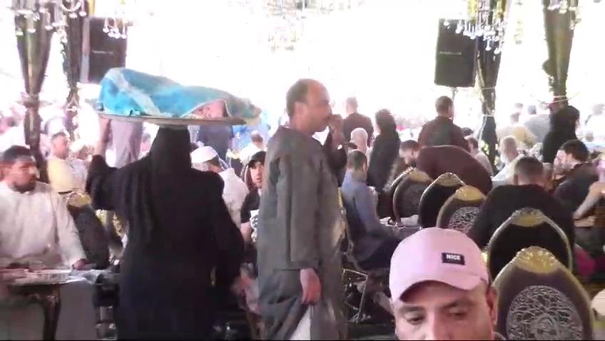 طوابير من السيدات  للتعبير عن كرم الضيافة 