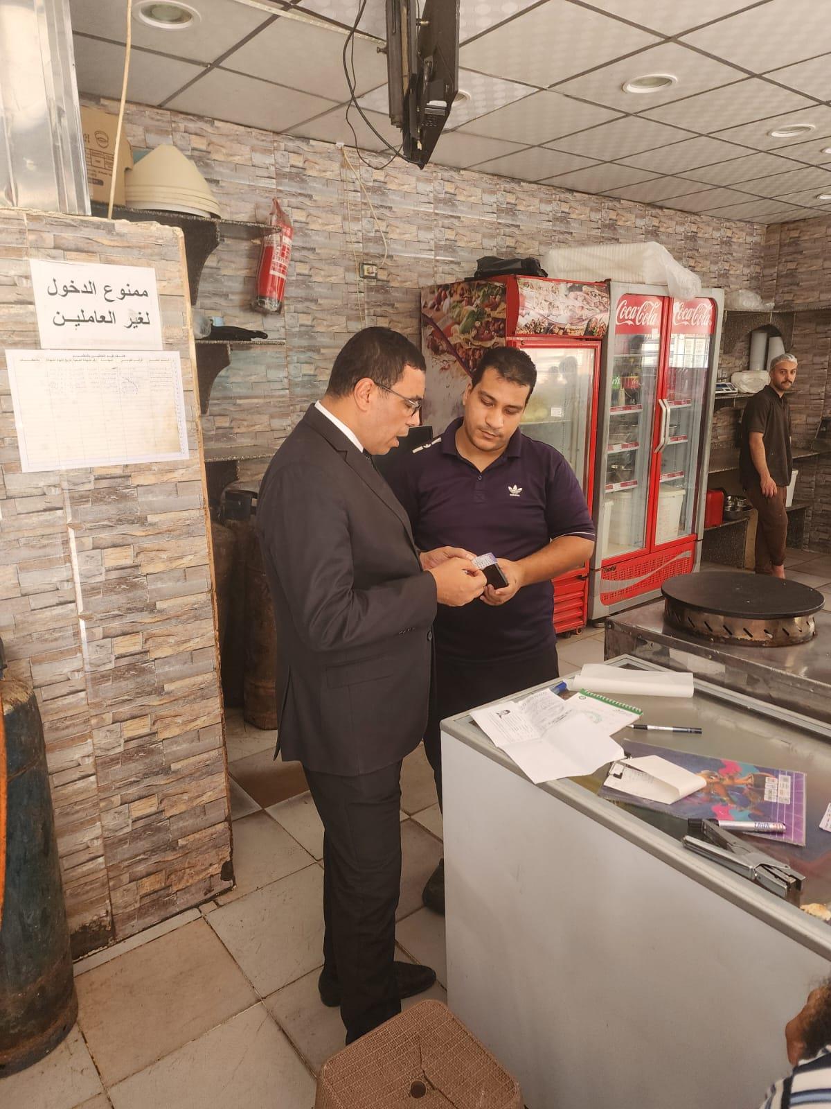 "العمل" تفتش على  المنشآت لتنظيم العاملين الأجانب بالدقهلية