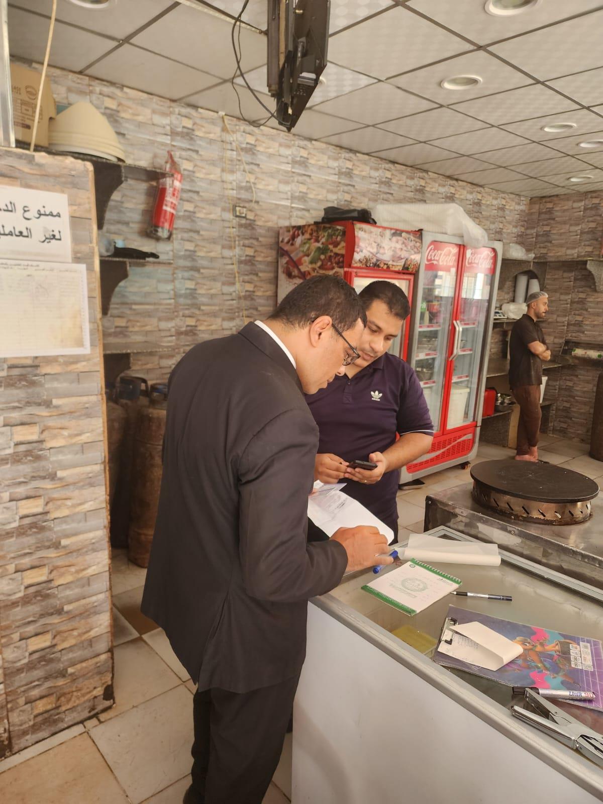 "العمل" تفتش على  المنشآت لتنظيم العاملين الأجانب بالدقهلية