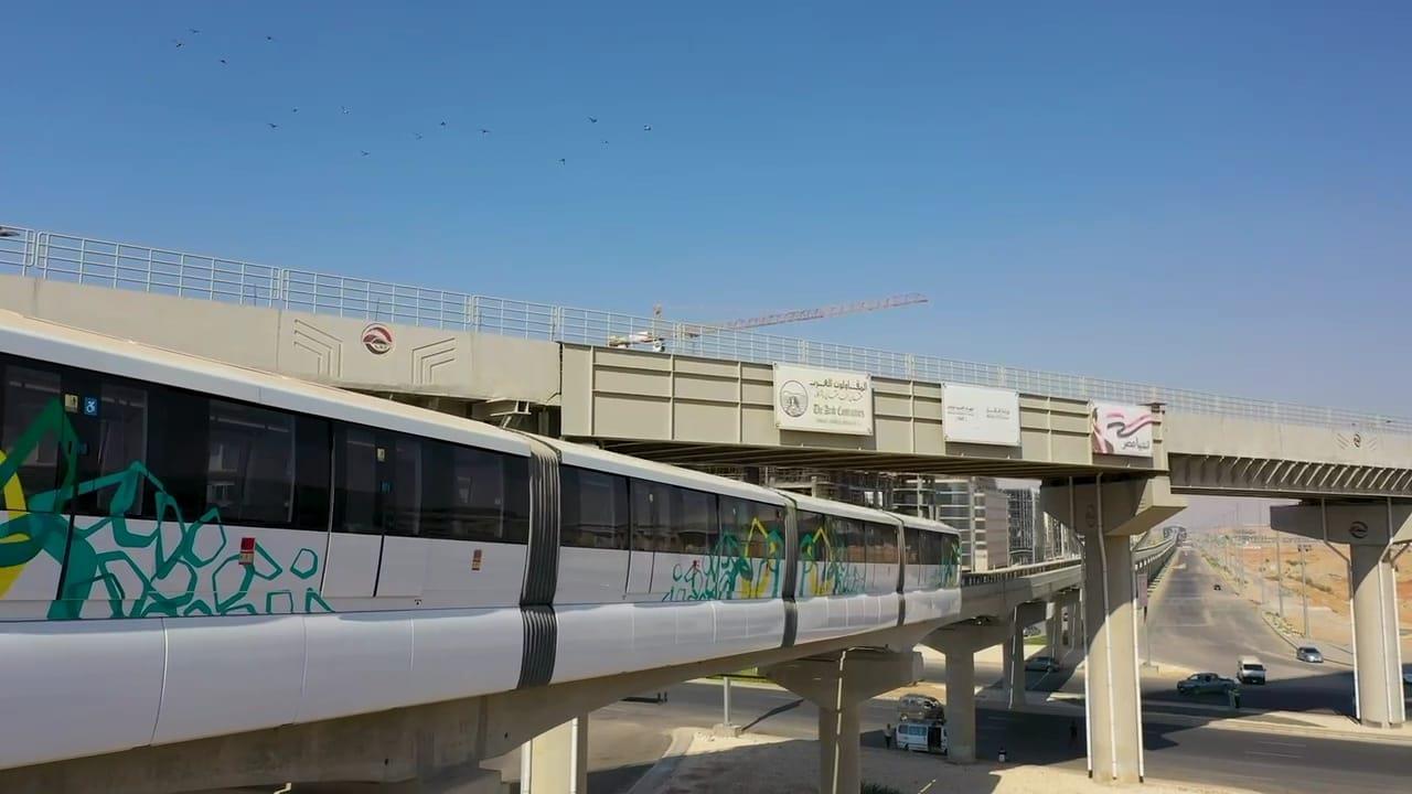 ردا على الشائعات.. عبور قطار المونوريل عند التقاء خط شرق النيل والقطار الكهربائى الخفيف 