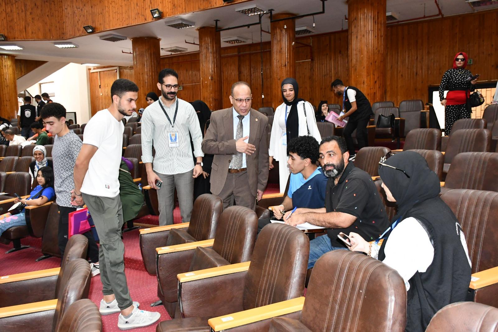  في أول أيام المرحلة الأولى   91طالب وطالبة تقدموا لمكتب التنسيق الفرعي بجامعة القناة 