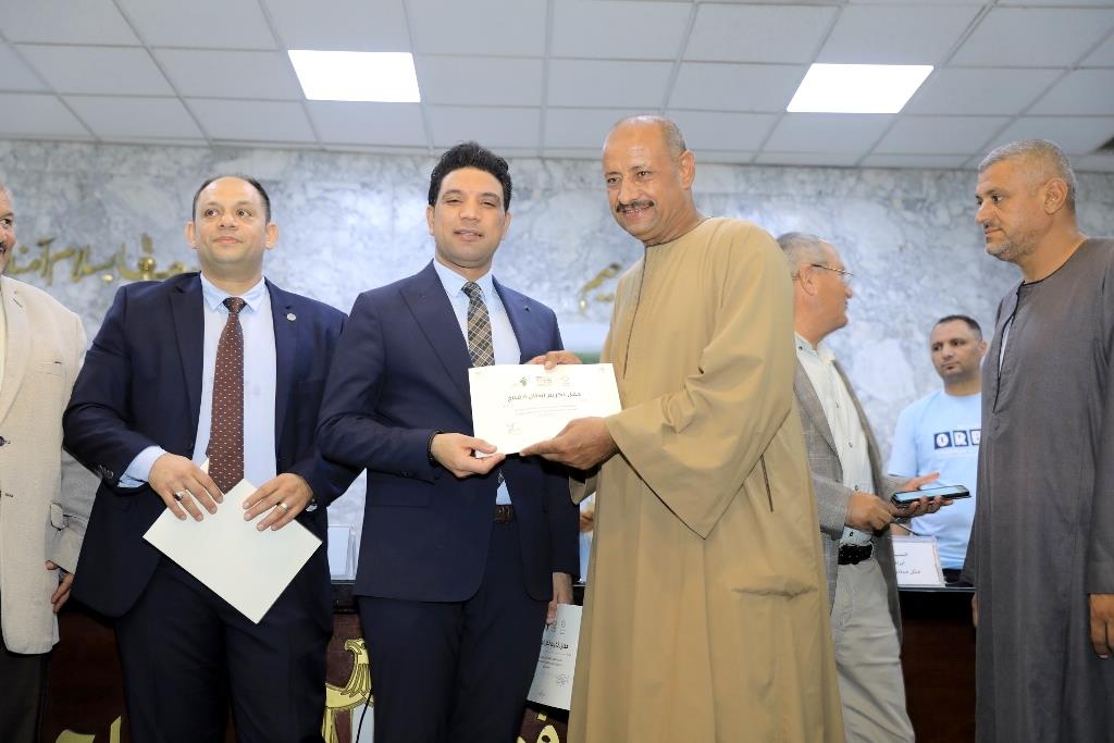 نائب محافظ سوهاج يشهد حفل تسليم حوافز سندات الكربون على المزارعين