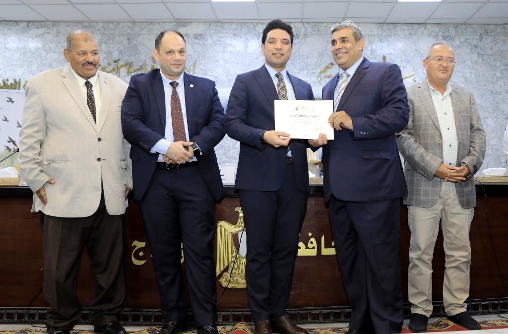 نائب محافظ سوهاج يشهد حفل تسليم حوافز سندات الكربون على المزارعين