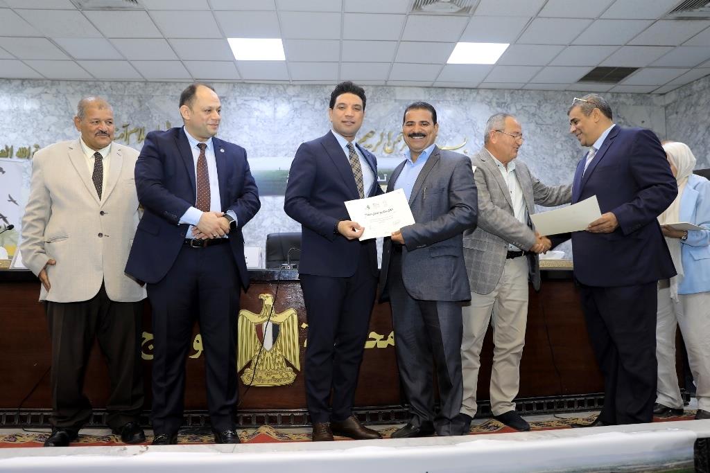 نائب محافظ سوهاج يشهد حفل تسليم حوافز سندات الكربون على المزارعين