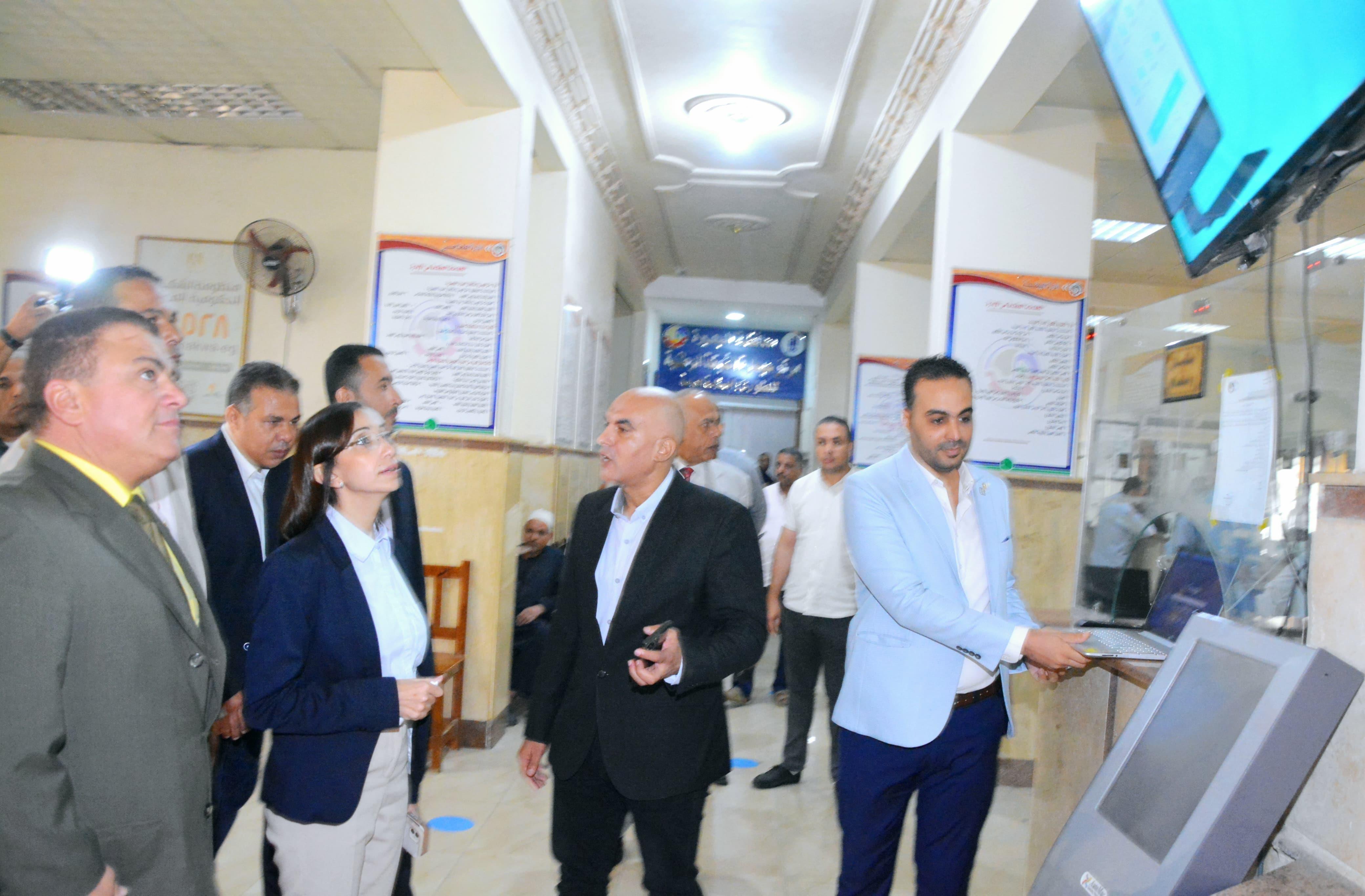 محافظ البحيرة تتفقد المركز التكنولوجي وتتابع تفعيل بوابة خدمات المحليات التى تم تدشينها