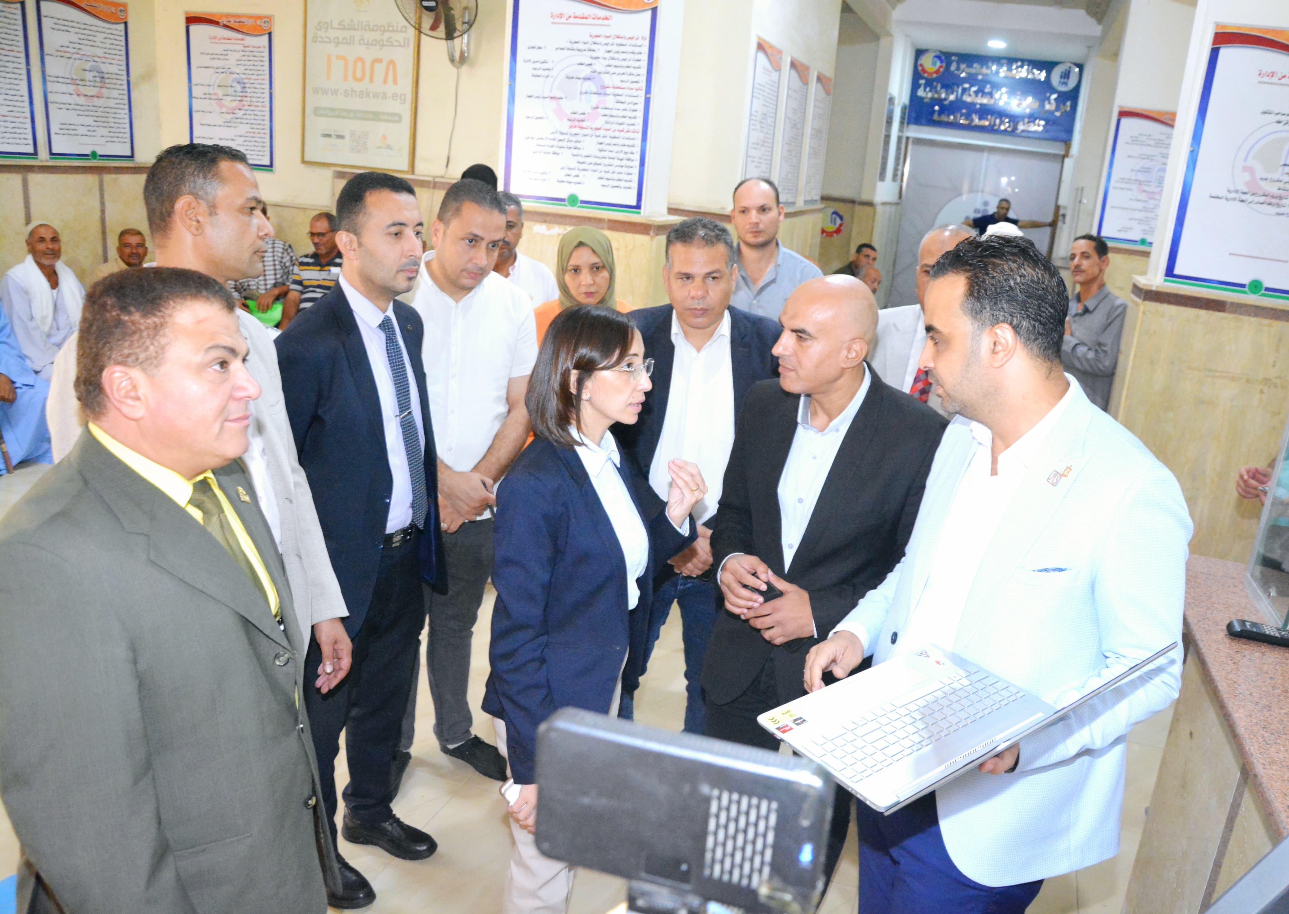 محافظ البحيرة تتفقد المركز التكنولوجي وتتابع تفعيل بوابة خدمات المحليات التى تم تدشينها