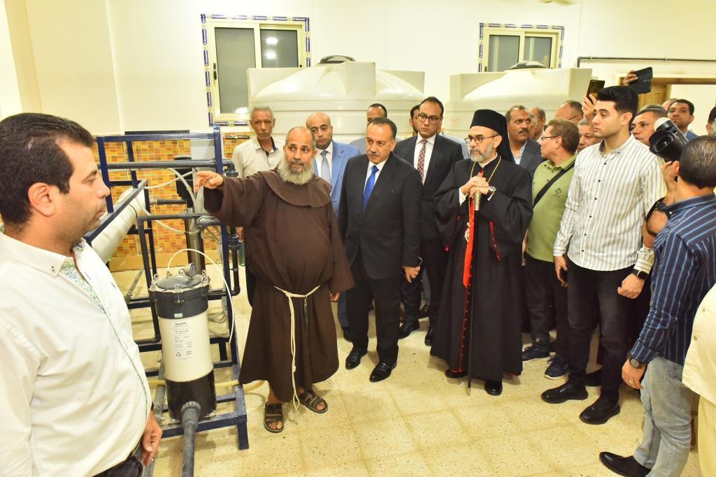 محافظ أسيوط يهنئ الإخوة الأقباط بالليلة الختامية للسيدة العذراء بدير درنكة 