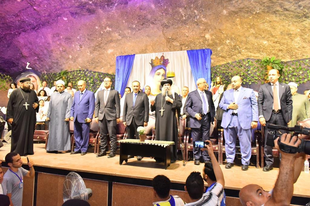 محافظ أسيوط يهنئ الإخوة الأقباط بالليلة الختامية للسيدة العذراء بدير درنكة 