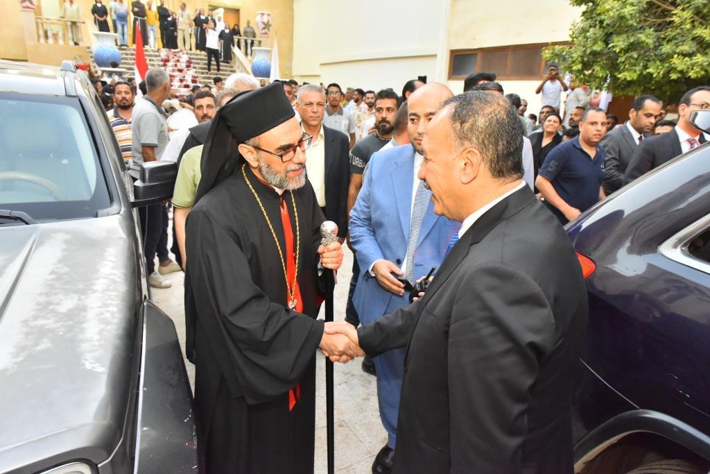 محافظ أسيوط يهنئ الإخوة الأقباط بالليلة الختامية للسيدة العذراء بدير درنكة 
